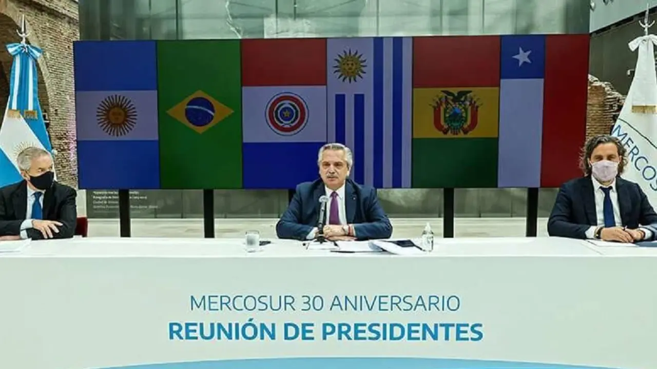 AFP PHOTO/PRESIDENCIA DE ARGENTINA/ESTEBAN COLLAZO - Foto cedida por la Presidencia de Argentina del presidente argentino Alberto Fernández durante una cumbre virtual del Mercosur en el 30º aniversario de su creación en la Casa Rosada en Buenos Aires