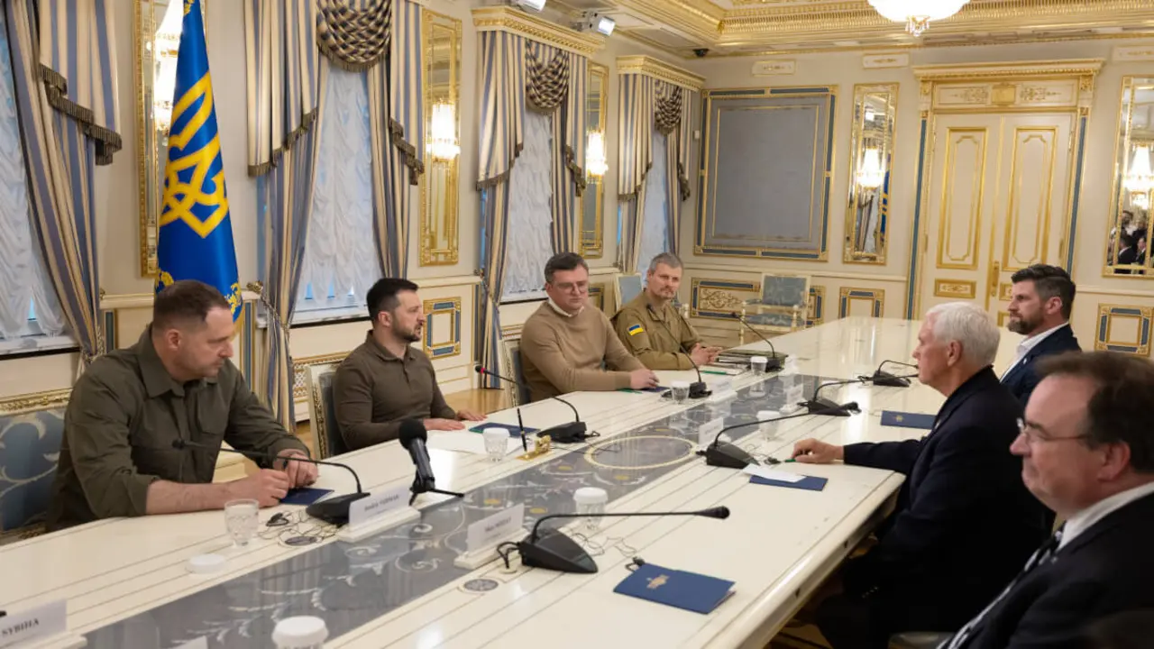PHOTO/TWITTER/@Mike_Pence -  Visita de Mike Pence a Kiev