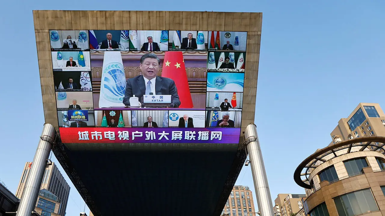 REUTERS/TINGSHU WANG - Una pantalla gigante transmite imágenes del presidente chino, Xi Jinping, que asiste a través de un enlace de video a la reunión del Consejo de Jefes de Estado de la Organización de Cooperación de Shanghái, en Pekín, China, el 4 de julio de 2023
