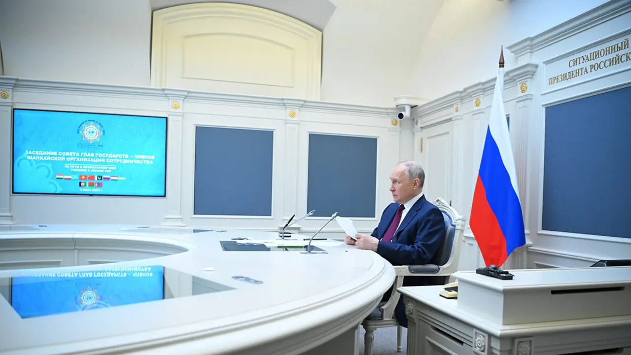 El presidente ruso Vladimir Putin asiste a una cumbre de líderes de la Organización de Cooperación de Shanghái (OCS) a través de una videoconferencia en el Kremlin en Moscú, Rusia, el 4 de julio de 2023 - SPUPTNIK/ALEXANDER KAZAKOV