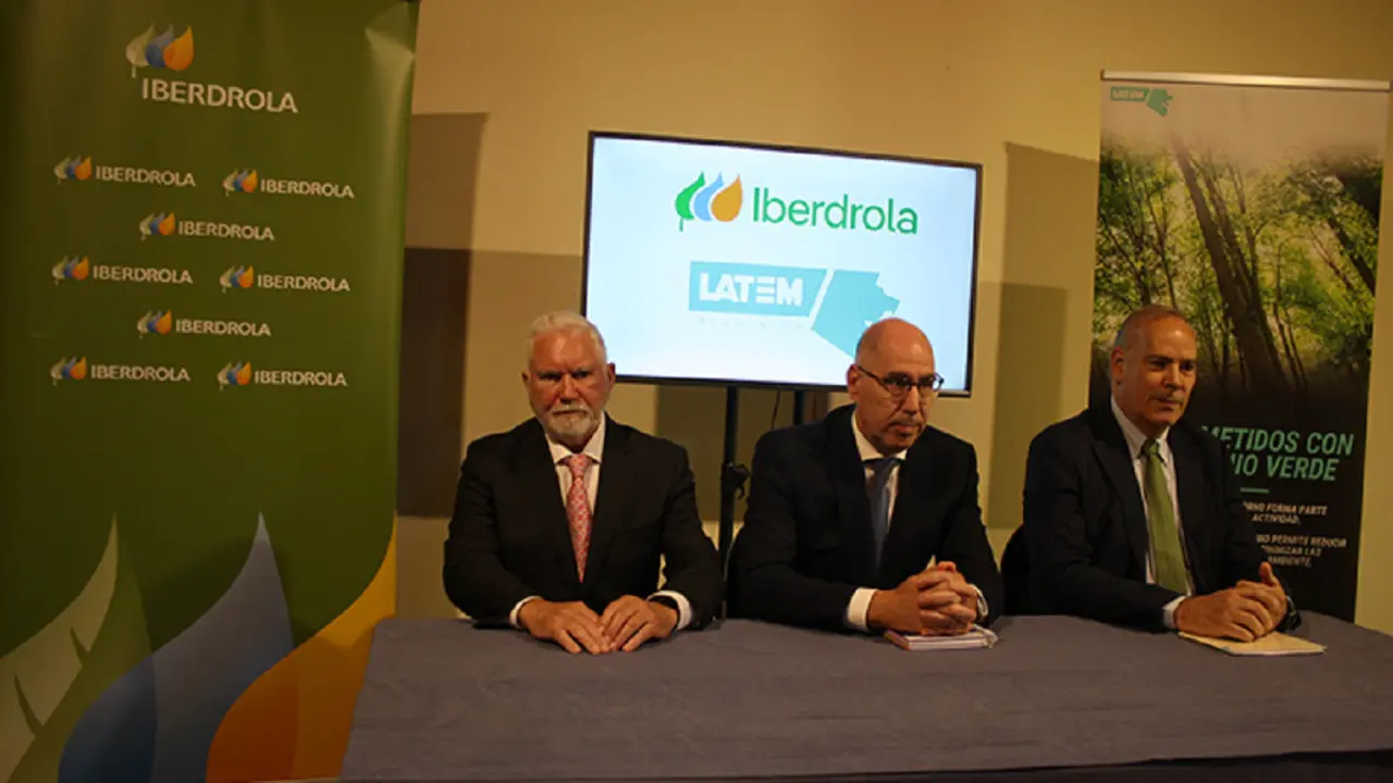 El presidente ejecutivo de LatemAluminium, Macario Fernández, el CEO de Iberdrola España, Mario Ruiz-Tagle, y el viceconsejero de Economía y Competitividad de la Junta de Castilla y León, Carlos Martín Tobalina
