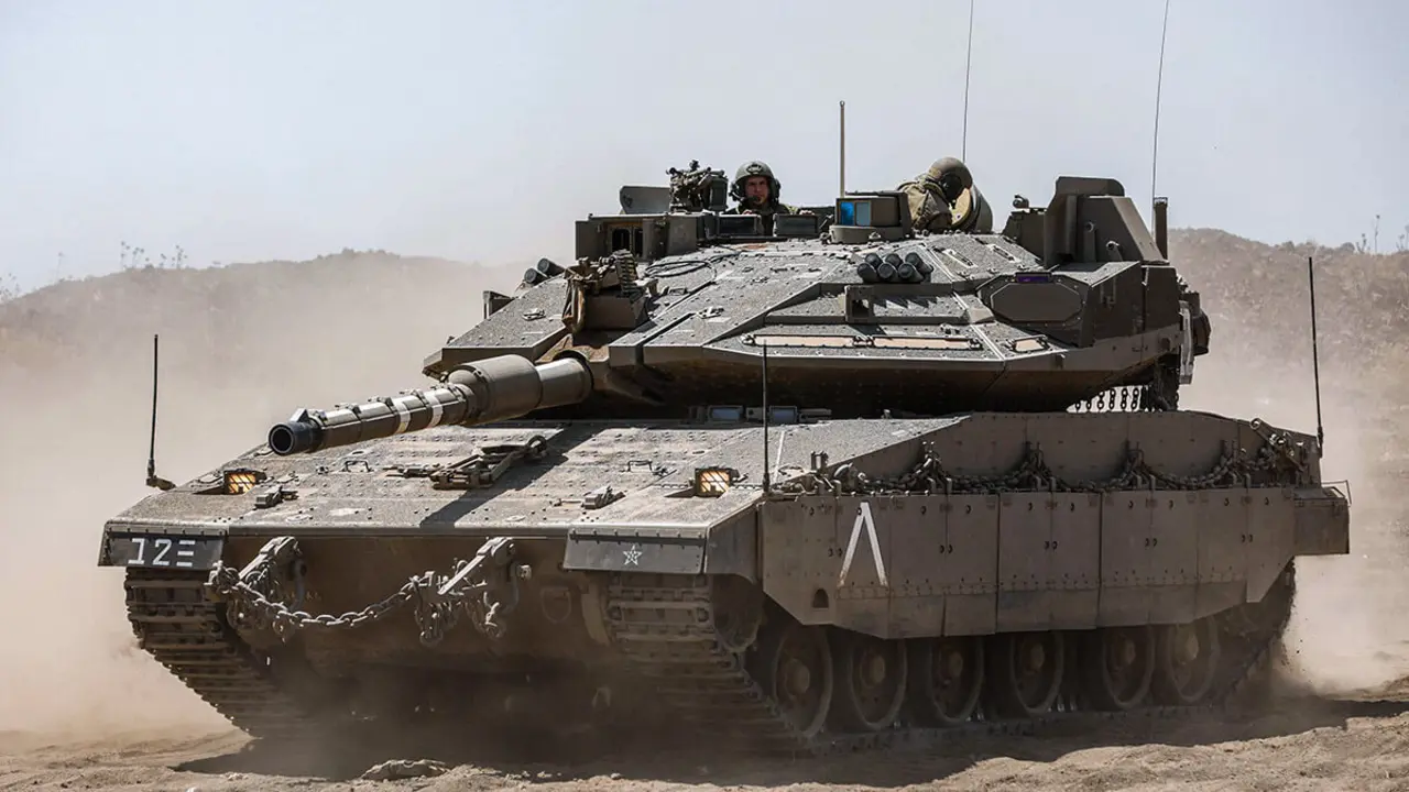 AFP/JALAA MAREY - Un carro de combate israelí Merkava participa en un ejercicio militar cerca de Moshav Trump Heights, en los Altos del Golán anexionados por Israel, el 22 de junio de 2023
