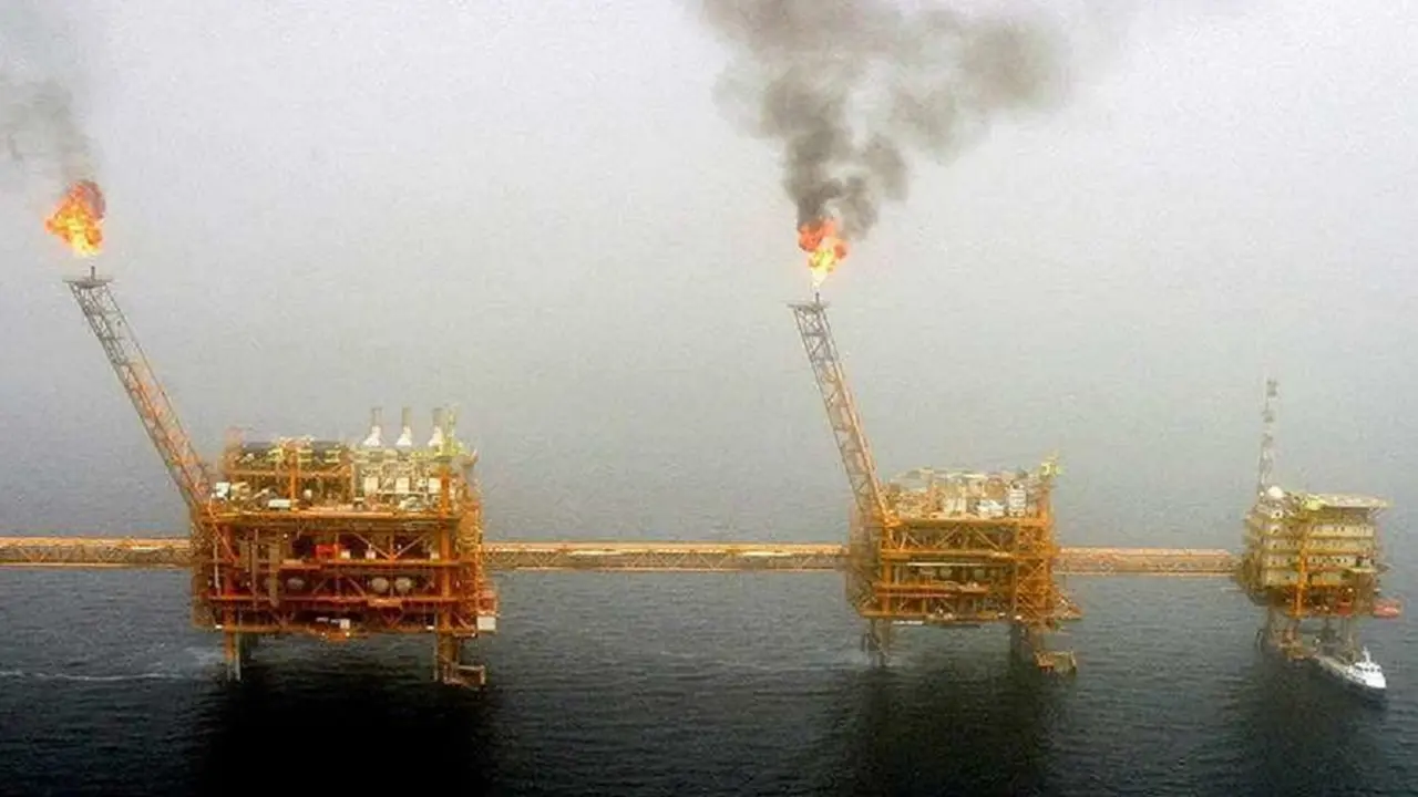 REUTERS/RAHEB HOMAVANDI - Plataforma de producción de petróleo en los campos petrolíferos de Soroush