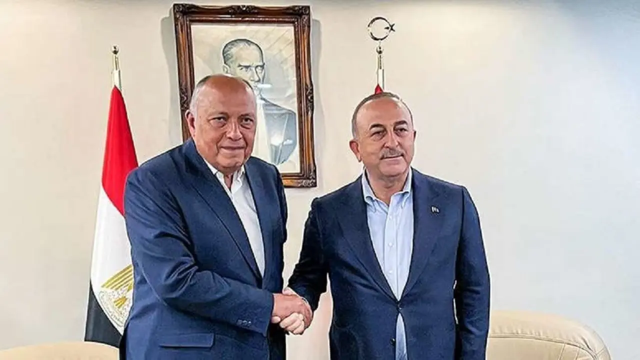 AFP/PORTAVOZ DEL MINISTERIO DE EXTERIORES EGIPCIO - Esta foto del folleto publicada por el Ministerio de Relaciones Exteriores de Egipto muestra al ministro de Relaciones Exteriores de Egipto, Sameh Shoukri (izq.), reuniéndose con su homólogo turco, Mevlut Cavusoglu, en Adana, en el centro-sur de Turquía, el 27 de febrero de 2023