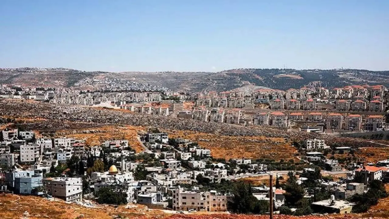 REUTERS/NIR ELIAS - Vista general muestra las casas palestinas en el pueblo de Wadi Fukin mientras que el asentamiento israelí de Beitar Illit se ve al fondo, en la Cisjordania ocupada