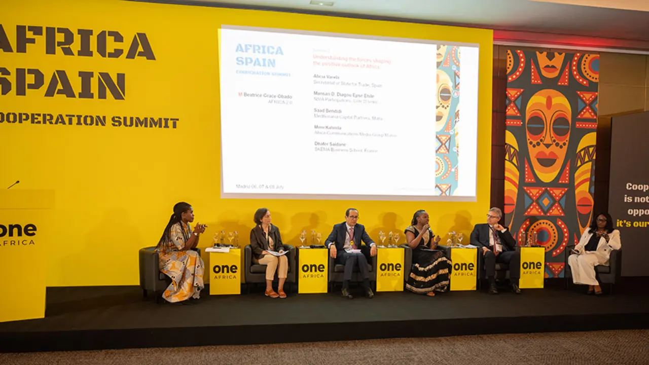 PHOTO/ATALAYAR/ GUILLERMO LÓPEZ - Mansan D. Diagou Epse Ehlie, director general de Group Deputy NSIA Participations de Costa de Marfil, Alicia Varela, directora de Negocios e Inversiones de la secretaría nacional de comercio en España, Saad Bendidi, presidente y socio principal de Mediterranea Capital, Mimi Kalinda, CEO y cofundadora de Africa Communications Media Group Marco en Sudáfrica y Dhafer Saidane, profesor de Economía en SKEMA Business School en Francia