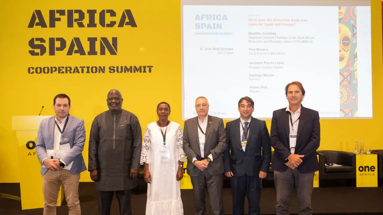 ATALAYAR/GUILLERMO LÓPEZ - Abdou Diop, de la empresa Mazars, Mariétou Coulibaly, de la Regional Consular Chamber of the West African Economic and Monetary Union (CCR-UEMOA), Pere Navarro de la compañía Zona Franca de Barcelona, Santiago Muelas, director regional del grupo Romeu España, y Jerónimo Falcón López, senior mánager de Proexca