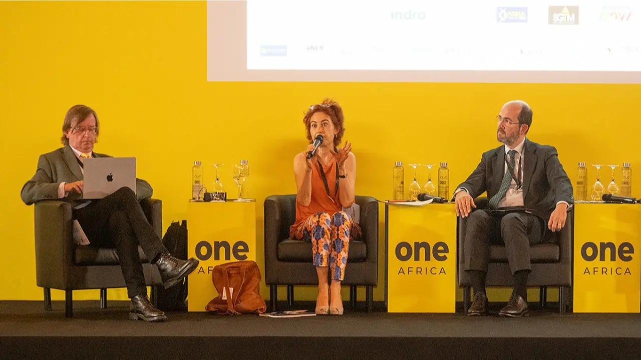 ATALAYAR - Jon Marks, moderador de la mesa, María Peña Mateos, CEO de ICEX Spain Trade and Investment, y Fernando Bernad, socio de Cuatrecasas