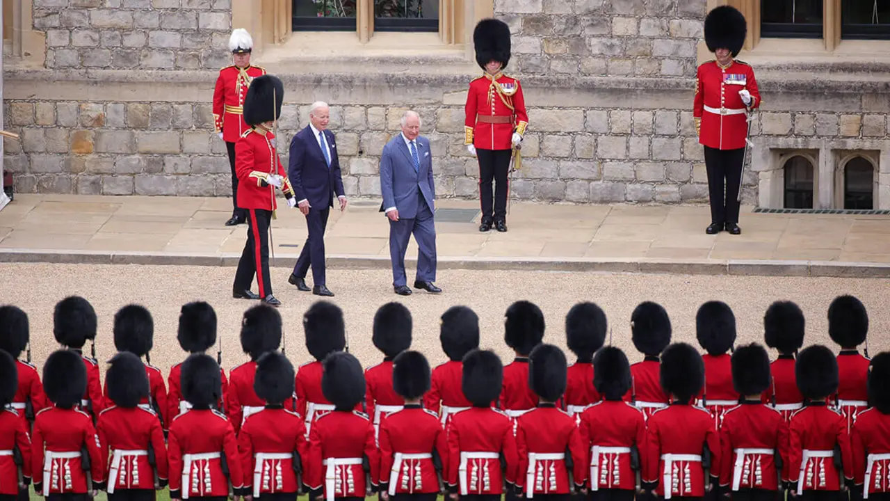 El rey Carlos III y el presidente de los Estados Unidos, Joe Biden, participan en una ceremonia de bienvenida en el Castillo de Windsor el 10 de julio de 2023, en Windsor, Inglaterra - PHOTO/Sargento Donald C Todd vía REUTERS