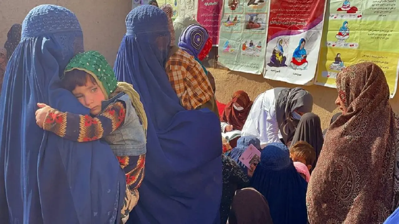 © UNICEF/Salam Al-Janabi - Mujeres y niños esperan a ser atendidos por miembros de un equipo móvil de salud y nutrición apoyado por UNICEF en Kandahar, Afganistán