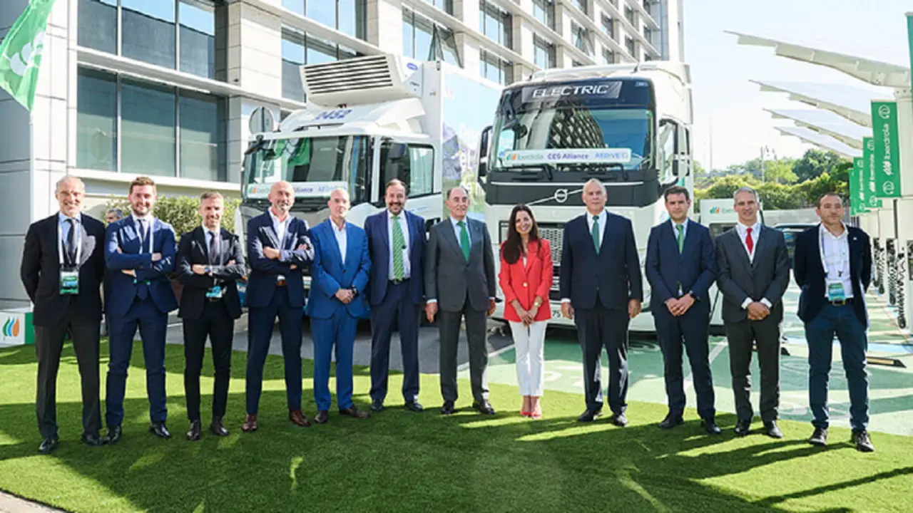 Ignacio S. Galán, presidente de Iberdrola, Mario Ruiz-Tagle, CEO de Iberdrola España y Agustín Delgado, director de Innovación y Sostenibilidad del Grupo Iberdrola, junto a representantes del sector