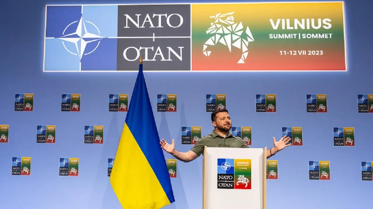 PHOTO/Dominika Zarzycka/NurPhoto/NurPhoto via AFP - El presidente de Ucrania, Volodymyr Zelenskiy, se dirige a los periodistas durante la rueda de prensa nacional final de la cumbre de alto nivel de la OTAN en el centro de conferencias Litexpo de Vilna (Lituania) el 12 de julio de 2023