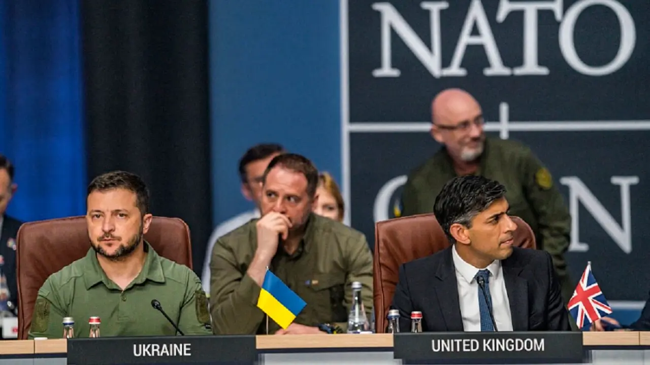 PHOTO/CELESTINO ARCE/NURPHOTO VÍA AFP - Volodymyr Zelenskiy, a la izquierda, presidente de Ucrania, y Rishi Sunak, a la derecha, primer ministro del Reino Unido, asisten al Consejo de la OTAN de la Cumbre de la OTAN celebrada en Vilna, Lituania