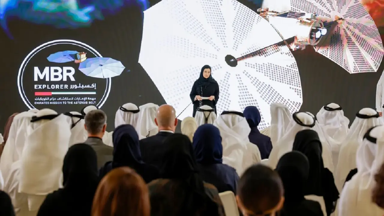 PHOTO/Dubái Media Office - La presidenta de la Agencia Espacial de Emiratos, Sarah al-Amiri, explica los puntos clave de la misión interplanetaria MBR Explorer con destino al cinturón de asteroides