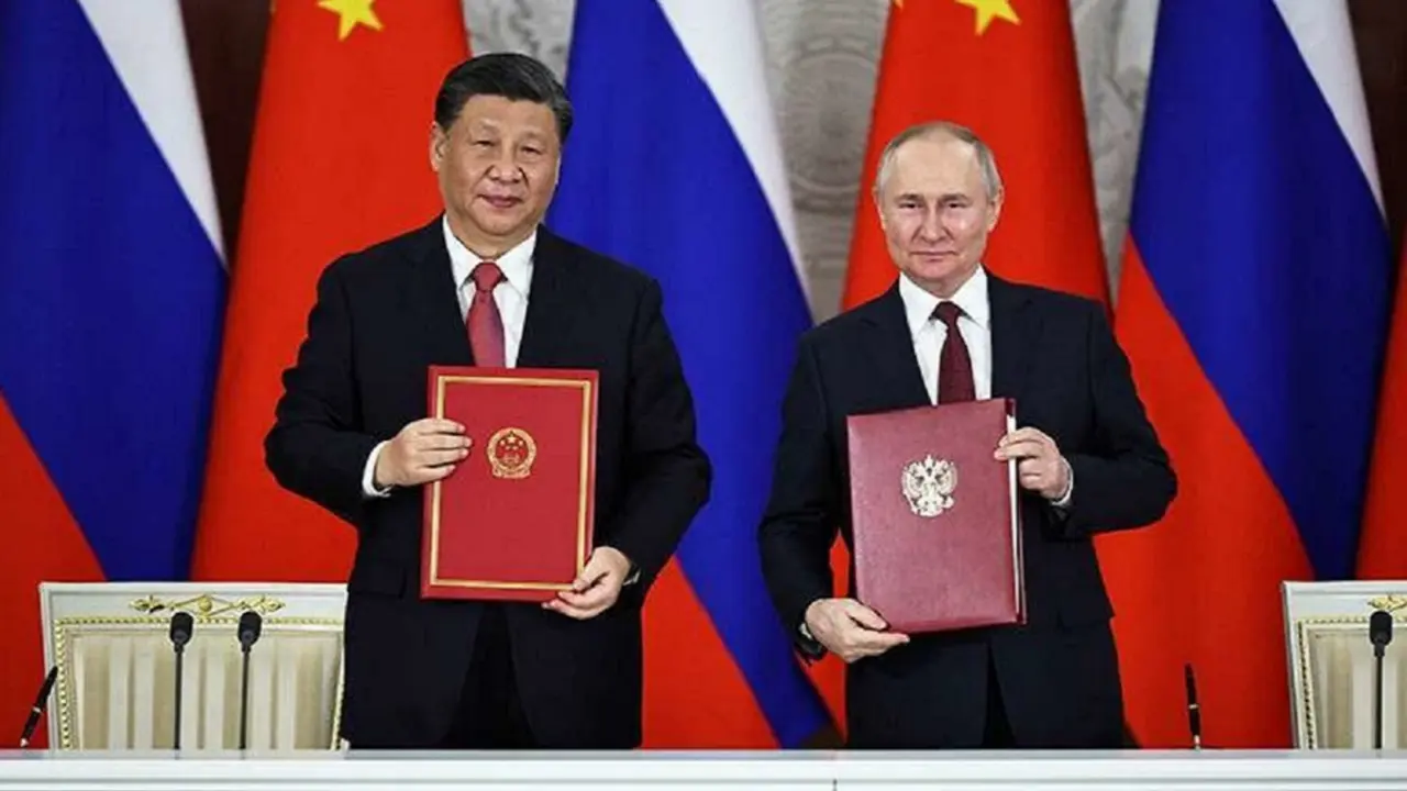 KREMLIN/MIKHAIL TERESHCHENKO via REUTERS - El presidente ruso, Vladimir Putin, y el presidente chino, Xi Jinping, asisten a una ceremonia de firma despues de sus conversaciones en el Kremlin en Moscú, Rusia, el 21 de marzo de 2023