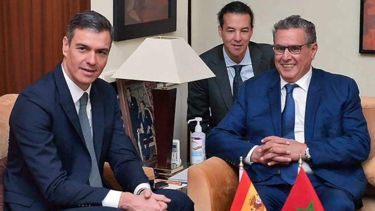 PHOTO/AFP - El primer ministro marroquí, Aziz Akhannouch (dcha.), se reúne con su homólogo español, Pedro Sánchez (izq.), en Rabat, el 2 de febrero de 2023