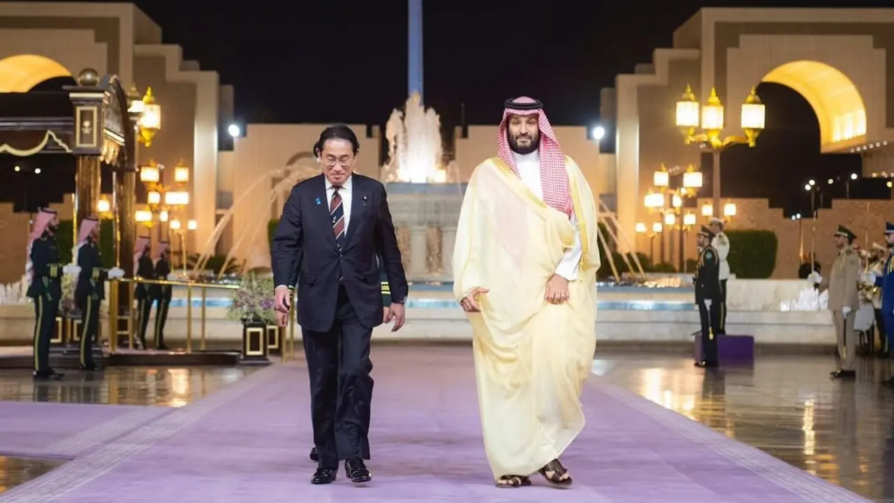 AFP PHOTO/HO/SPA/AHMED NURELDINE/SPA/AFP - Esta foto de distribución proporcionada por la Agencia de Prensa Saudí SPA el 16 de julio de 2023 muestra al príncipe heredero saudí Mohamed bin Salman (Derecha) dando la bienvenida al primer ministro japonés Fumio Kishida en Yeda