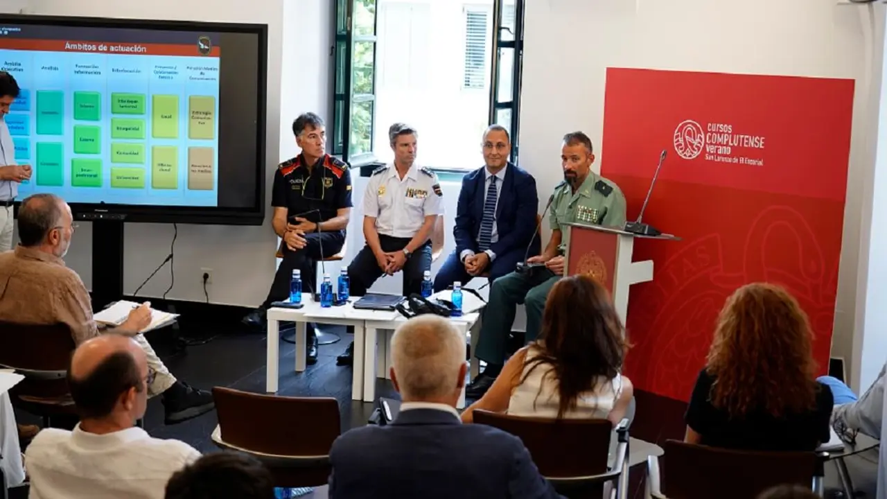 Orden de izq a dcha: Lluis Paradell i Fernández, inspector de la Comisaría General de Información de los Mossos d’Esquadra, Manuel Rodríguez García Risco, rdesponsable de Investigaciones en materia de contraterrorismo de la Comisaría General de Información Cuerpo Nacional de Policía, Said Dris, jefe de sección del Área Antiterrorista y Valoración de la Amenaza del Centro de Inteligencia contra el Terrorismo y el Crimen Organizado (CITCO), y Óliver Pérez López, comandante del Servicio de Información de la Guardia Civil