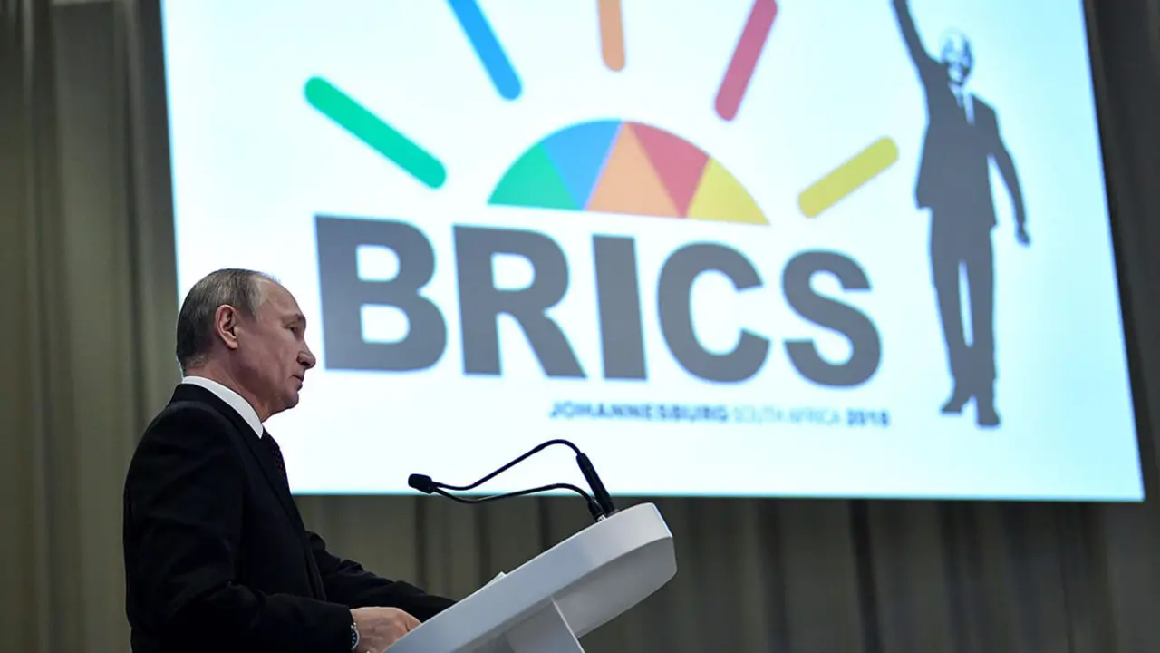 SPUTNIK/ALEXEY NIKOLSKY - En esta foto de archivo tomada el 27 de julio de 2018, el presidente ruso, Vladimir Putin, da una conferencia de prensa al final de la 10ª cumbre BRICS