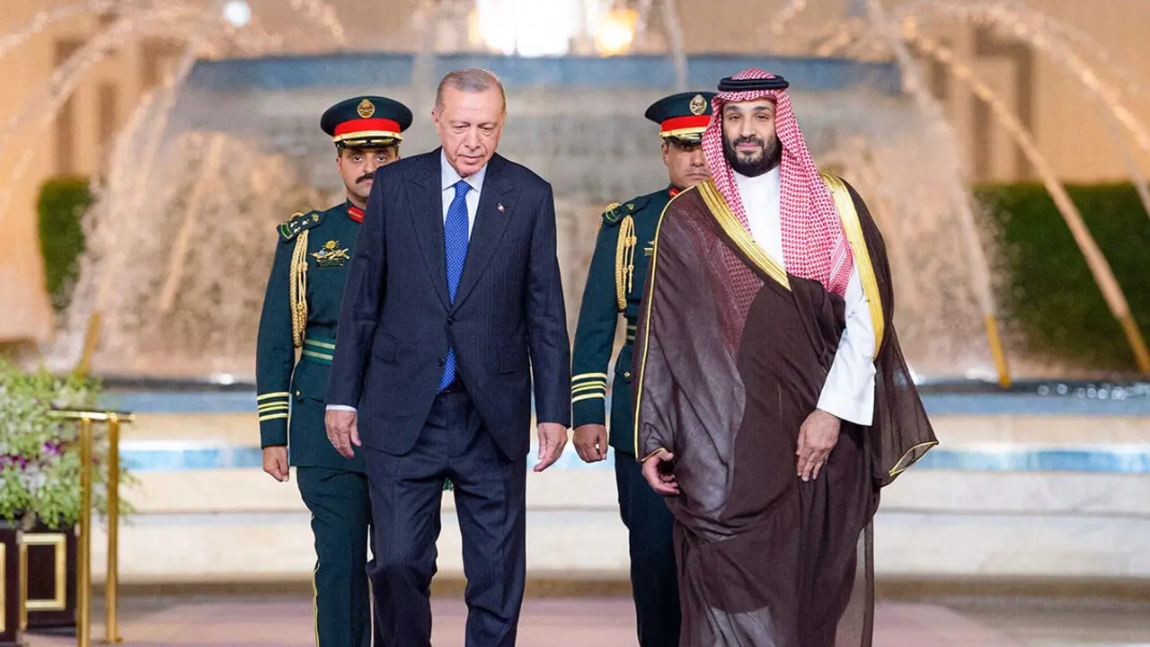 PHOTO/ Bandar AL-JALOUD / Saudi Royal Palace - Esta imagen proporcionada por el Palacio Real de Arabia Saudita muestra al príncipe heredero de Arabia Saudita, Mohammed bin Salaman (derecha), dando la bienvenida al presidente de Turquía, Recep Tayyip Erdogan (izquierda), en Jeddah el 17 de julio de 2023