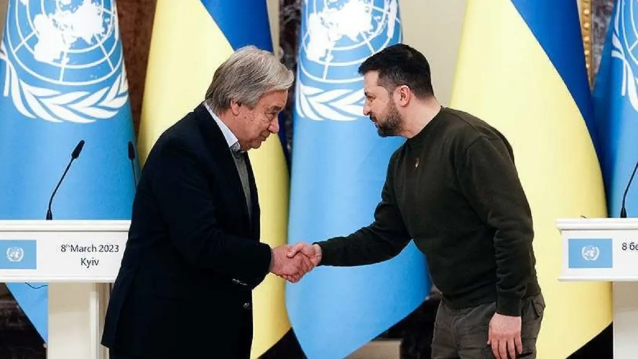 AP/THIBAULT CAMUS - El presidente de Ucrania, Volodimir Zelenski, a la derecha, le da la mano al secretario general de las Naciones Unidas, Antonio Guterres, durante una conferencia de prensa en Kiev, Ucrania, el miércoles 8 de marzo de 2023