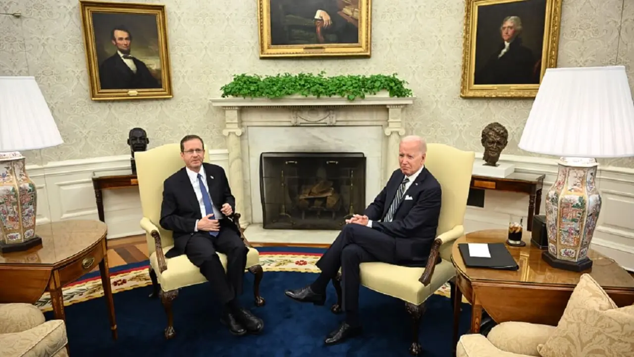 PHOTO/AFP/MANDEL NGAN - El presidente estadounidense Joe Biden se reúne con el presidente israelí Isaac Herzog en el Despacho Oval de la Casa Blanca en Washington, DC, el 18 de julio de 2023