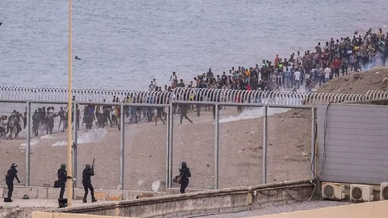 AP/BERNAT ARMANGUE - Imagen de migrantes próximos a la frontera entre España y Marruecos