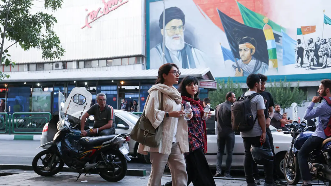 Mujeres iraníes caminan por una calle durante el renacimiento de la policía moral en Teherán, Irán, 16 de julio de 2023
WANA/MAJID ASGARIPOUR via REUTERS