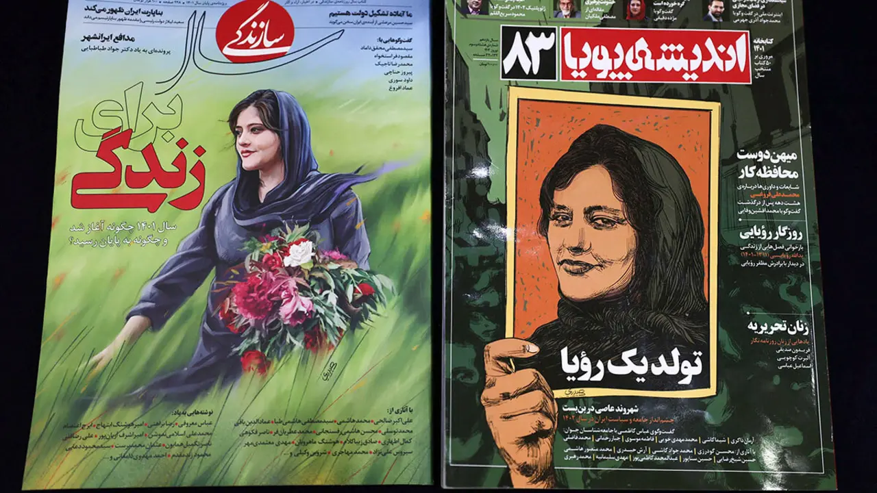 AFP/ ATTA KENARE - Una imagen de las revistas iraníes Sazandegi (L) y Andisheh informando sobre la muerte de Mahsa Amini, una mujer que murió después de ser arrestada por la policía de moralidad de las repúblicas islámicas, en Teherán el 14 de marzo, 2023