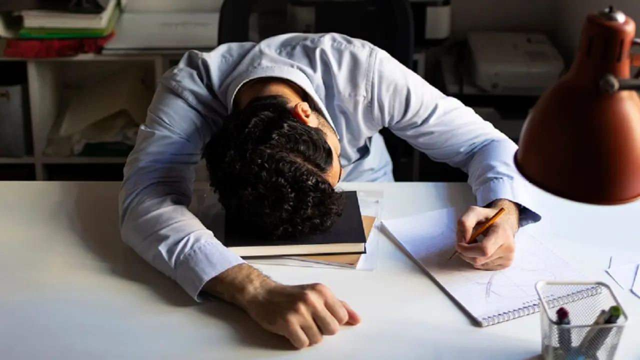 Free Photo | Free photo medium shot anxious man on desk (freepik.com)