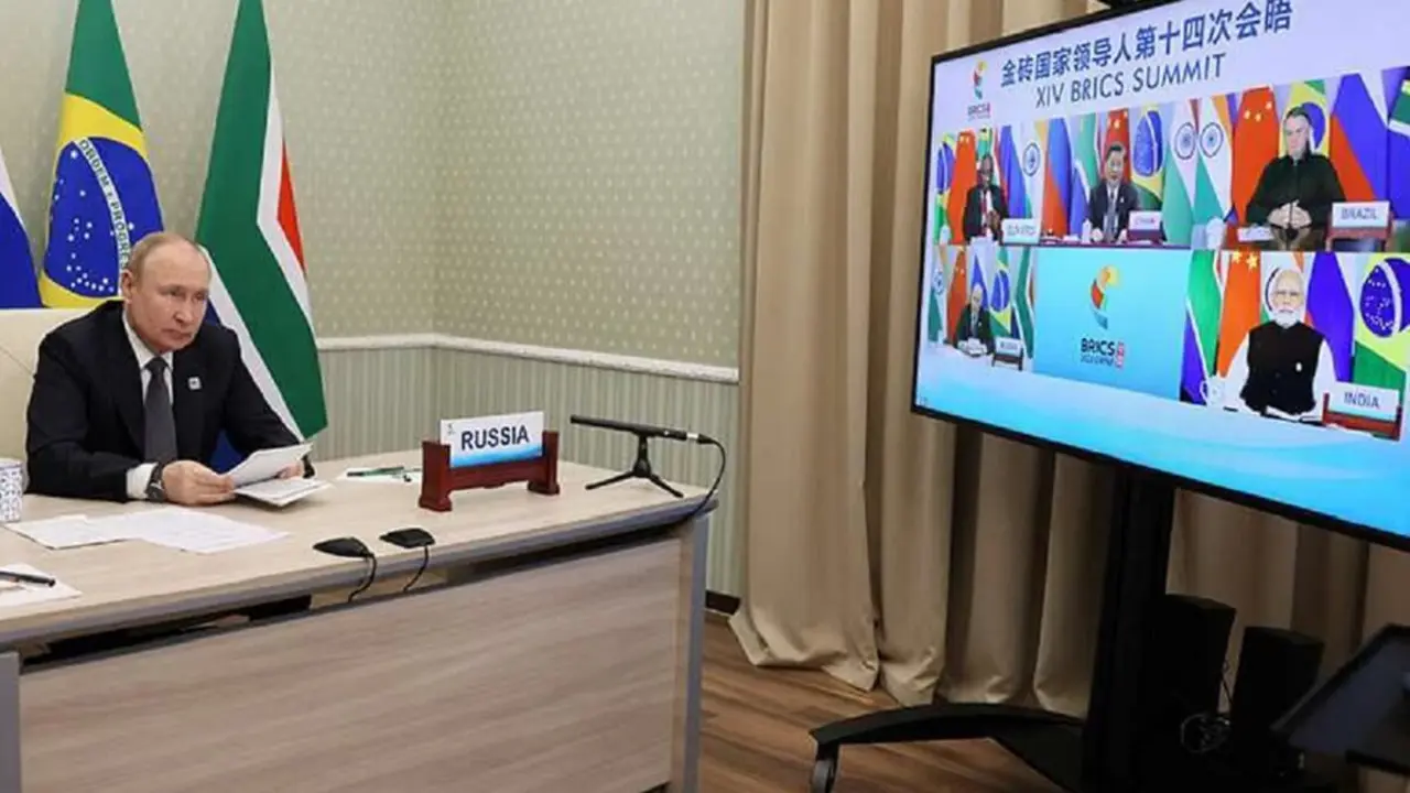 PHOTO/ARCHIVO - El presidente ruso Vladimir Putin particiapando de forma telemática en la cumbre BRICS