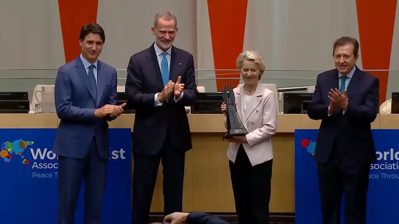 El rey Felipe VI entrega el Galardón Mundial de la Paz y la Libertad a Ursula von der Leyen, en presencia de Javier Cremades, Justin Trudeau y Guillermo Lasso