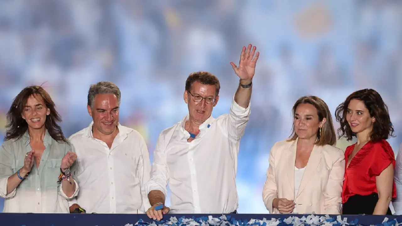 PHOTO/AFP/PIERRE-PHILIPPE MARCOU - El líder y candidato del conservador Partido Popular, Alberto Núñez Feijoo, saluda a sus seguidores junto a la presidenta de la Comunidad de Madrid, Isabel Díaz Ayuso, desde un balcón de la sede del PP en Madrid, tras las elecciones generales celebradas en España el 23 de julio de 2023