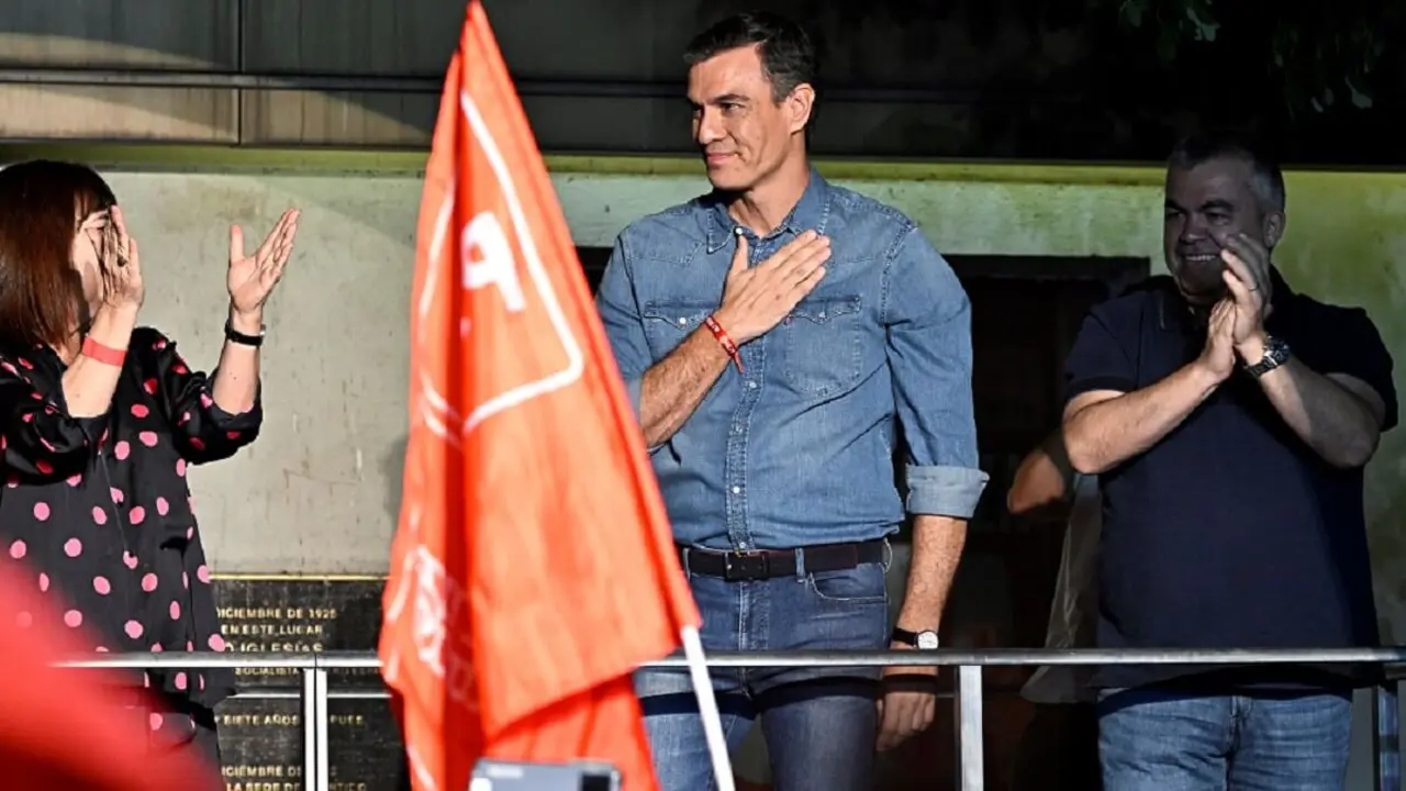 El presidente del Gobierno español y candidato del Partido Socialista (PSOE) a la reelección, Pedro Sánchez, gesticula tras las elecciones generales españolas en la sede del PSOE en Madrid, el 23 de julio de 2023 - PHOTO/AFP/JAVIER SORIANO