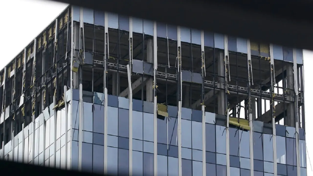PHOTO/AFP/STRINGER - Vista de un centro de negocios dañado en la calle Likhacheva tras un ataque con drones en Moscú el 24 de julio de 2023
