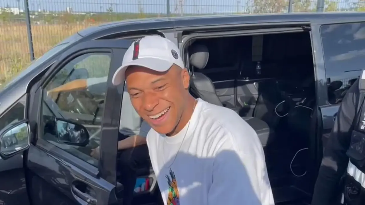 Una captura de imagen de vídeo muestra al delantero del París Saint-Germain Kylian Mbappe mientras se detiene en la entrada de los campos de entrenamiento del París Saint-Germain para reunirse con los aficionados y firmar autógrafos, después de una sesión de entrenamiento en Poissy, suburbios occidentales de París, el 22 de julio de 2023 - PHOTO/AFP/TOM MASSON
