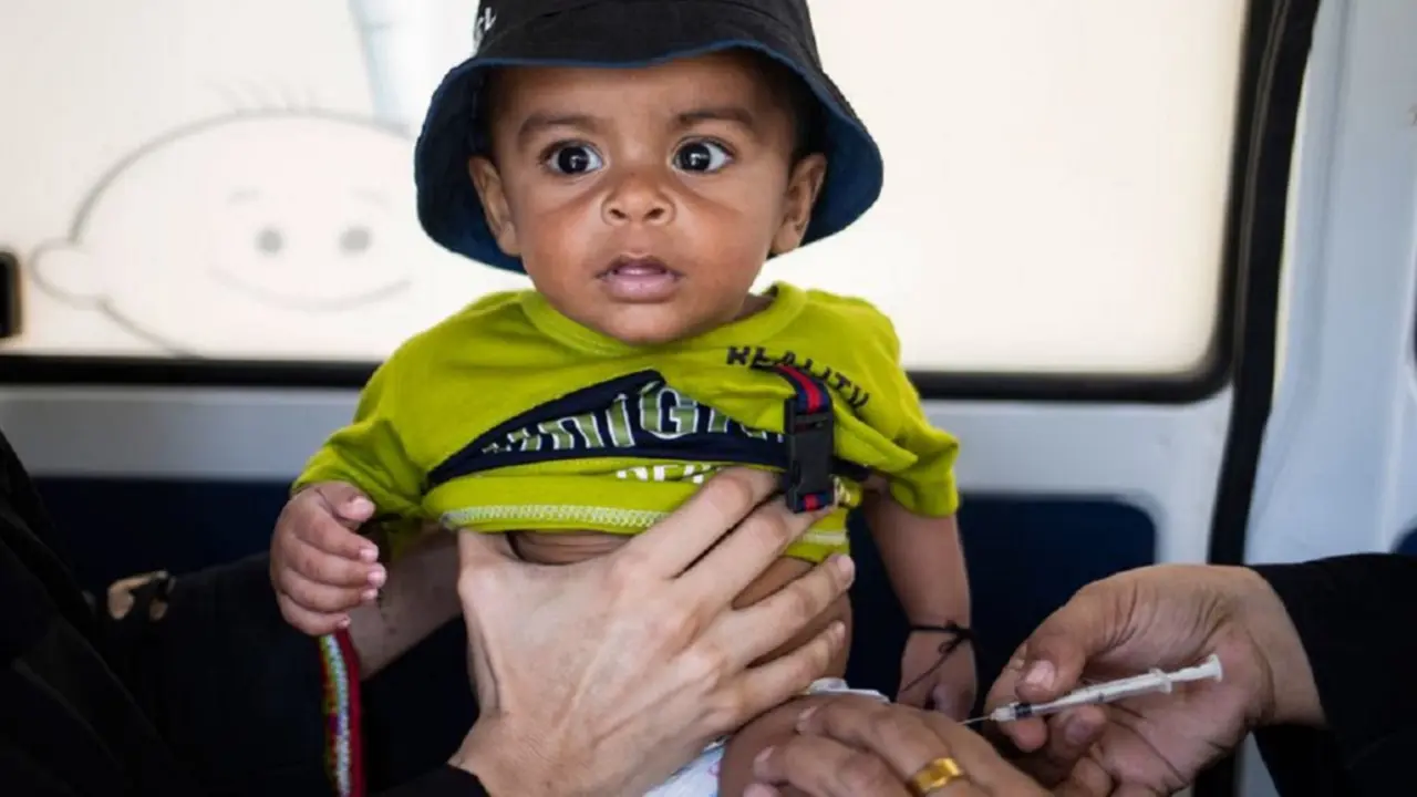 UNICEF/Saiyna Bashir Un niño de seis meses recibe una vacuna en una unidad móvil de inmunización en la provincia de Sindh, en Pakistán