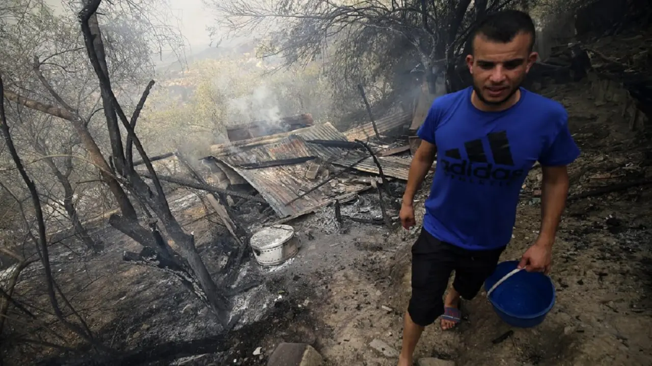 PHOTO/Billel Bensalem/APP/NurPhoto/NurPhoto vía AFP - Un incendio forestal arde cerca del pueblo de Zberber, provincia de Bouira en la región montañosa de Kabyle, Argelia, 24 de julio de 2023