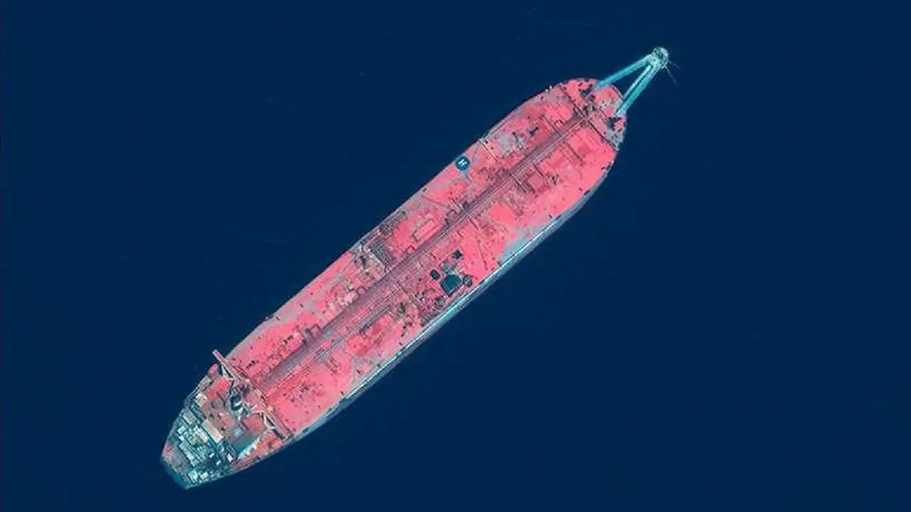 PHOTO/Maxar Technologies vía AP - El petrolero FSO Safer amarrado frente al puerto de Ras Issa, Yemen, el 17 de junio de 2020