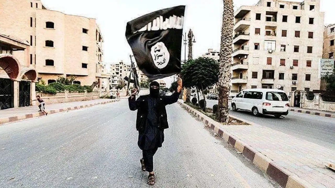 Fotografía de archivo. Un miembro del Daesh ondea la bandera de Daesh en Siria - PHOTO/REUTERS