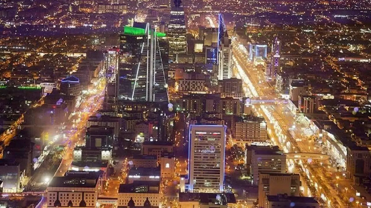 AP/AMR NABIL - Vista general que muestra la ciudad de Riad tomada desde la torre Mamlaka, un rascacielos de 99 pisos, en Riad, Arabia Saudí