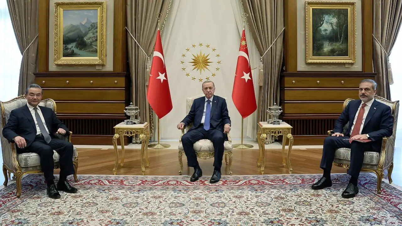 Esta fotografía tomada y difundida por la Oficina de Prensa de la Presidencia turca el 26 de julio de 2023, muestra al presidente turco Recep Tayyip Erdogan (C) reunido con el ministro de Asuntos Exteriores chino, Wang Yi (I), y el ministro de Asuntos Exteriores turco, Hakan Fidan (D), en el Complejo Presidencial en Ankara - PHOTO/AFP/OFICINA DE PRENSA DE LA PRESIDENCIA TURCA/MURAT CETIN MUHURDA