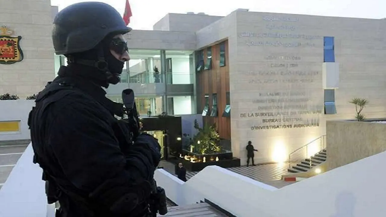 Un miembro de la guardia de las fuerzas especiales marroquíes se encuentra fuera del edificio de la Oficina Central de Investigación Judicial (BCIJ) - AFP/FADEL SENNA