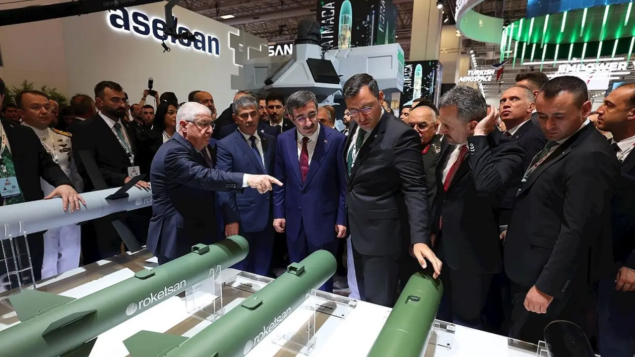 PHOTO/MoD Turkiye - El ministro de Defensa turco, el general Yasar Güler, señala al vicepresidente Cevdet Yilmaz el potencial de los misiles Roketsan que el fabricante nacional muestra en IDEF 2023