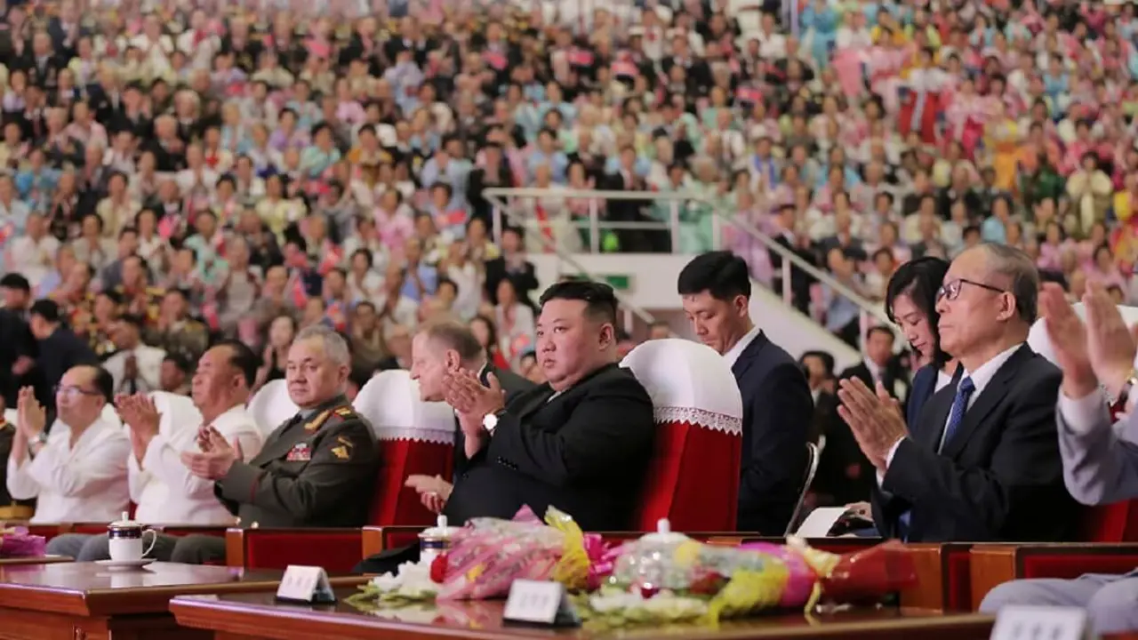 Esta fotografía tomada el 27 de julio de 2023 y difundida por la Agencia Central de Noticias de Corea del Norte (KCNA) oficial el 27 de julio muestra al líder norcoreano Kim Jong Un (C), con el miembro del politburó del Partido Comunista Chino Li Hongzhong (R) y el ministro de Defensa ruso Sergei Shoigu (3º L), asistiendo a la gran actuación de celebración del 70º aniversario de la victoria de la Guerra de Liberación de la Patria en Pyongyang - PHOTO/KCNA VÍA KNS/AFP
