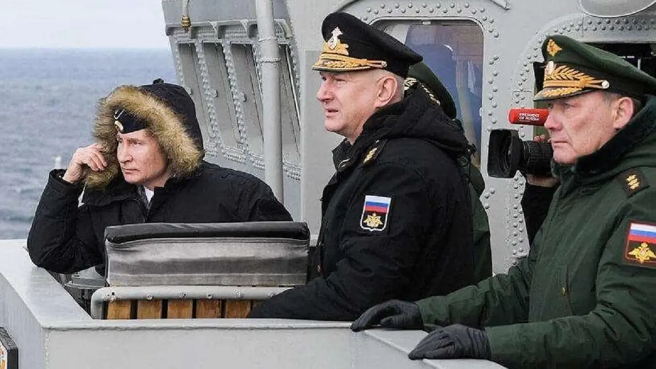 Vladimir Putin en un buque de la Armada rusa - PHOTO/FILE
