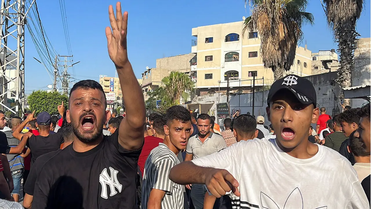 REUTERS/IBRAHEEM ABU MUSTAFA - Palestinos protestan pidiendo el fin de las divisiones internas y resolviendo la crisis de poder de larga data, en Khan Younis, en el sur de la Franja de Gaza, el 30 de julio de 2023