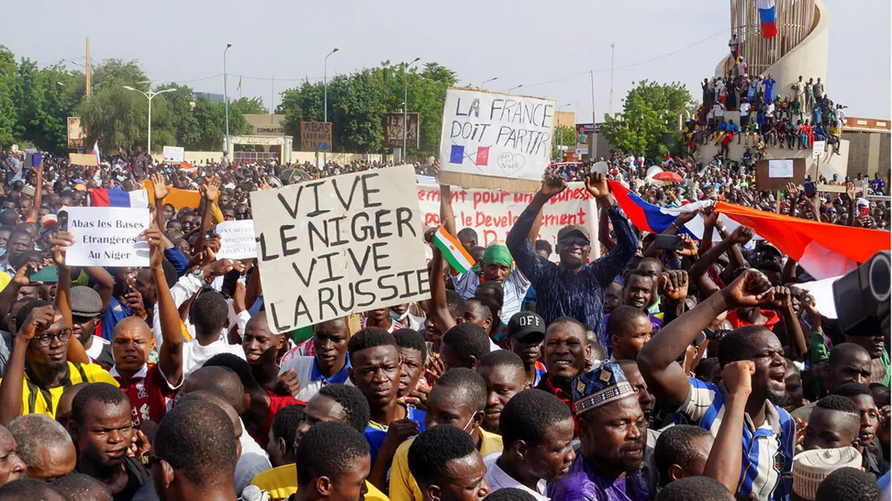 Manifestantes se reúnen en apoyo de los soldados golpistas en la capital Niamey, Níger 30 de julio de 2023. Los carteles dicen: Larga vida a Níger, larga vida a Rusia, Francia debe irse
REUTERS/ BALIMA BOUREIMA