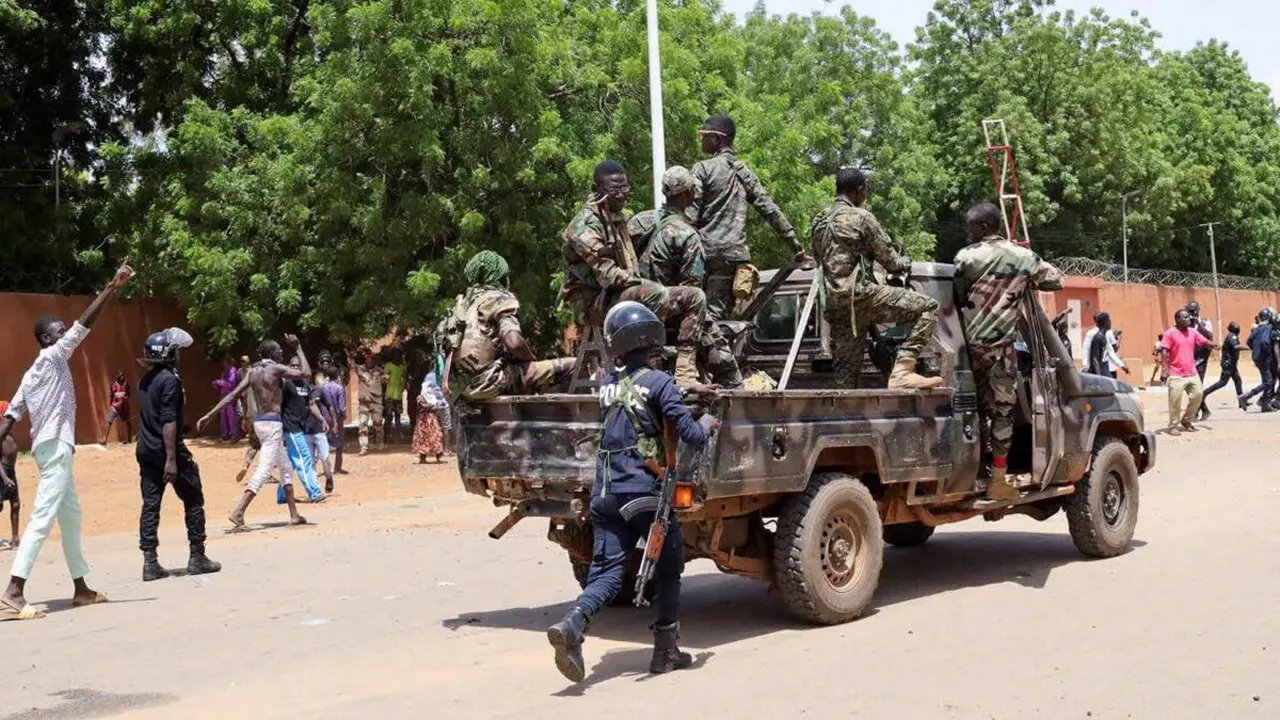 Las fuerzas de seguridad de Níger se preparan para dispersar a los manifestantes pro-junta reunidos frente a la embajada francesa, en Niamey, la capital de Níger, el 30 de julio de 2023
REUTERS/SOULEYMANE AG ANARA
