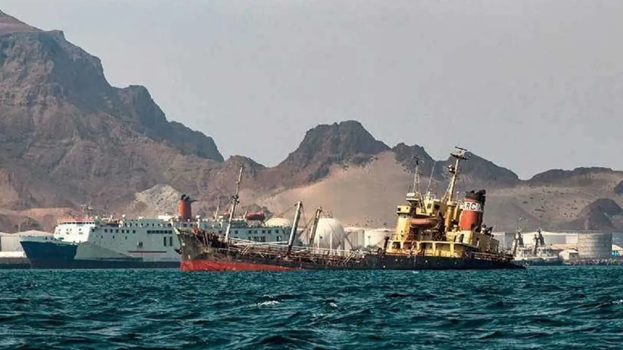 PHOTO / AFP - Un petrolero amenaza con explotar o derramar más de un millón de barriles de petróleo en el Mar Rojo